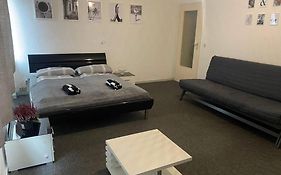 Ein helles und geräumiges Zimmer am Bremer Hauptbahnhof.